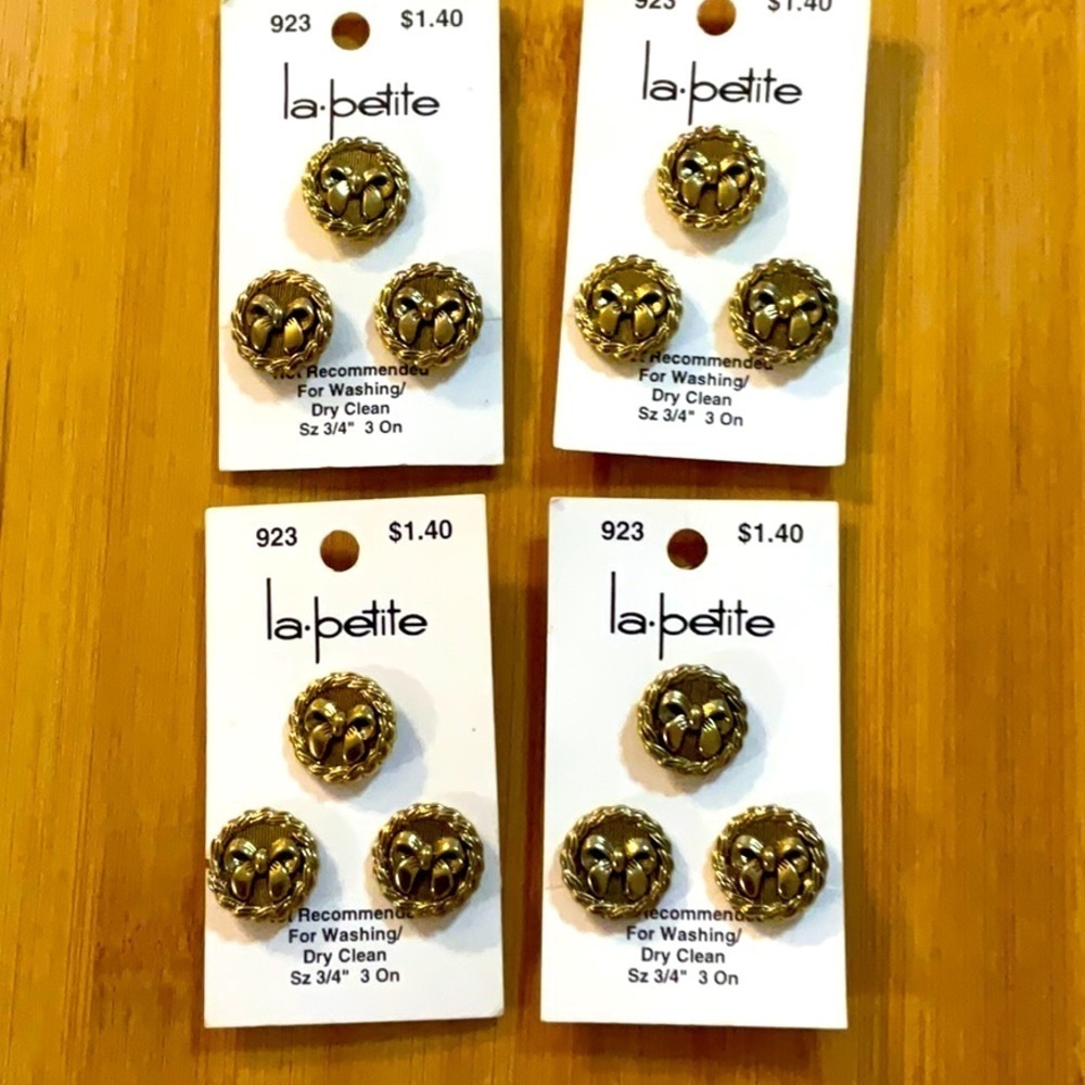 La.petite Buttons 4 Cards 12 Buttons Antique Gold 3/4” Bow in Circle